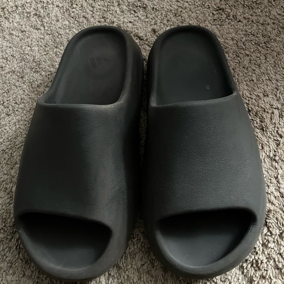 Yeezy Slide - Picture 2 of 5
